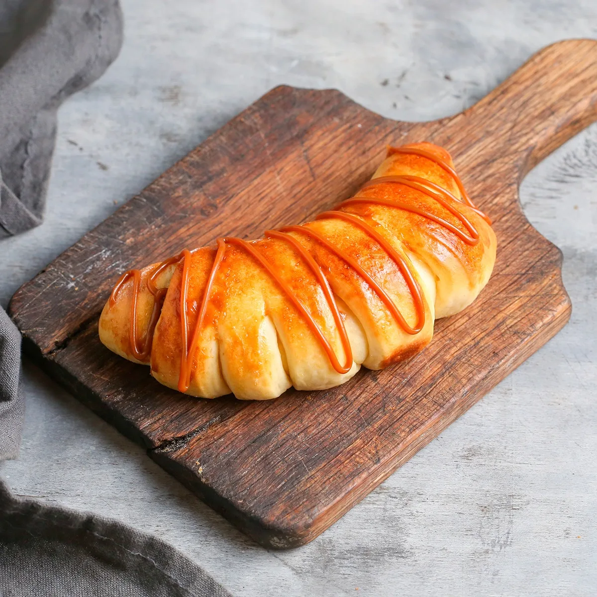 Булочка с вареной сгущенкой