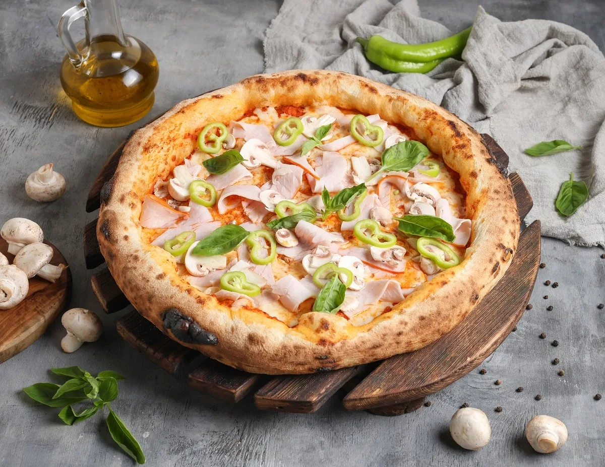 Նեապոլիտանական պիցցա սնկով, խոզապուխտով