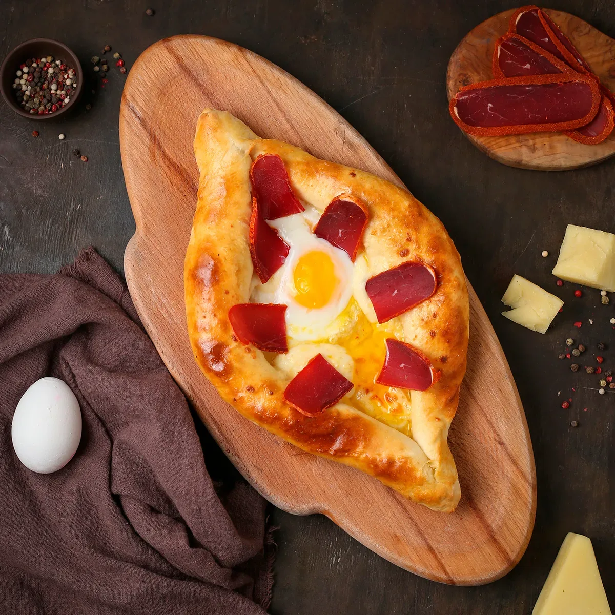 Աջարական խաչապուրի բաստուրմայով 1 ձու