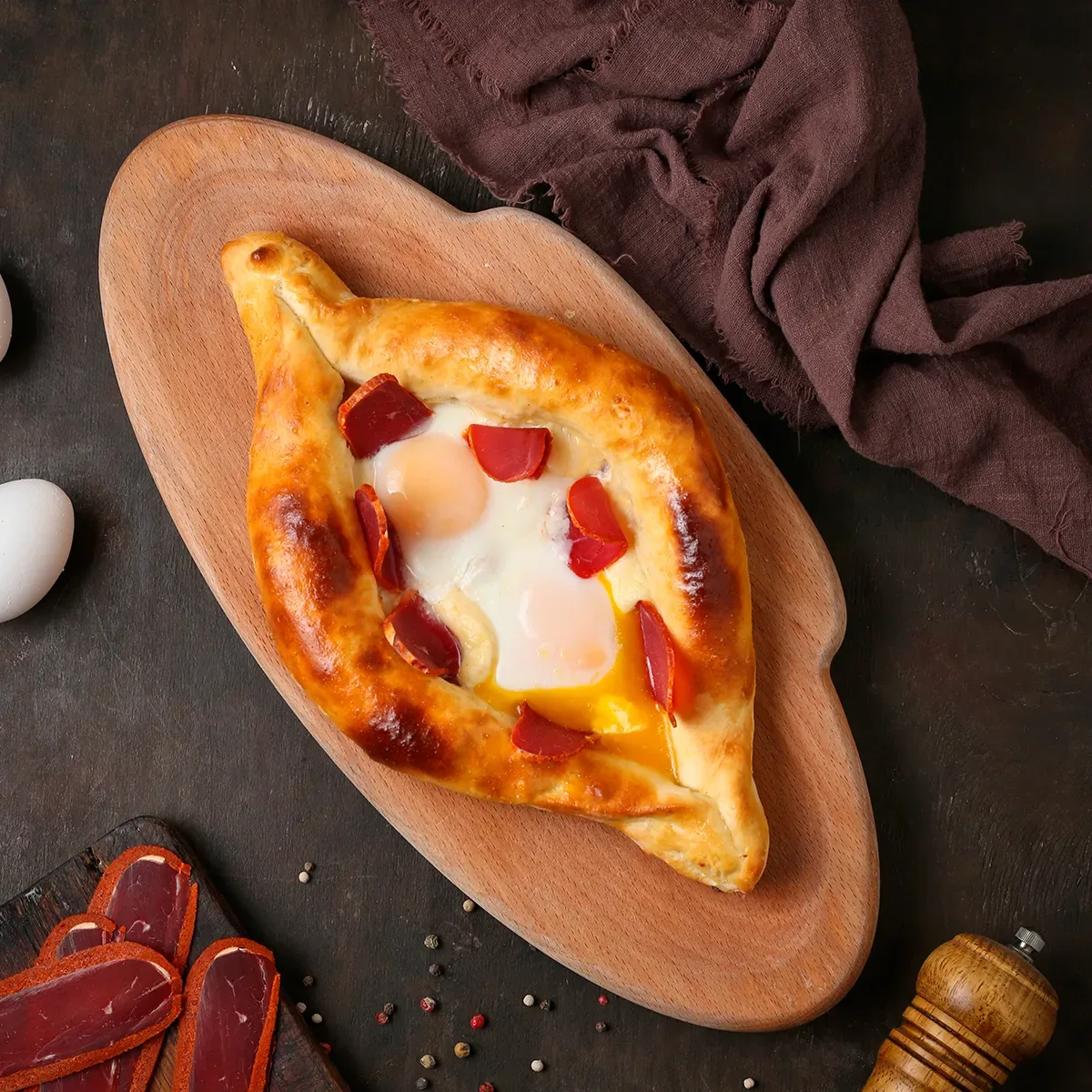 Աջարական խաչապուրի բաստուրմայով 2 ձու