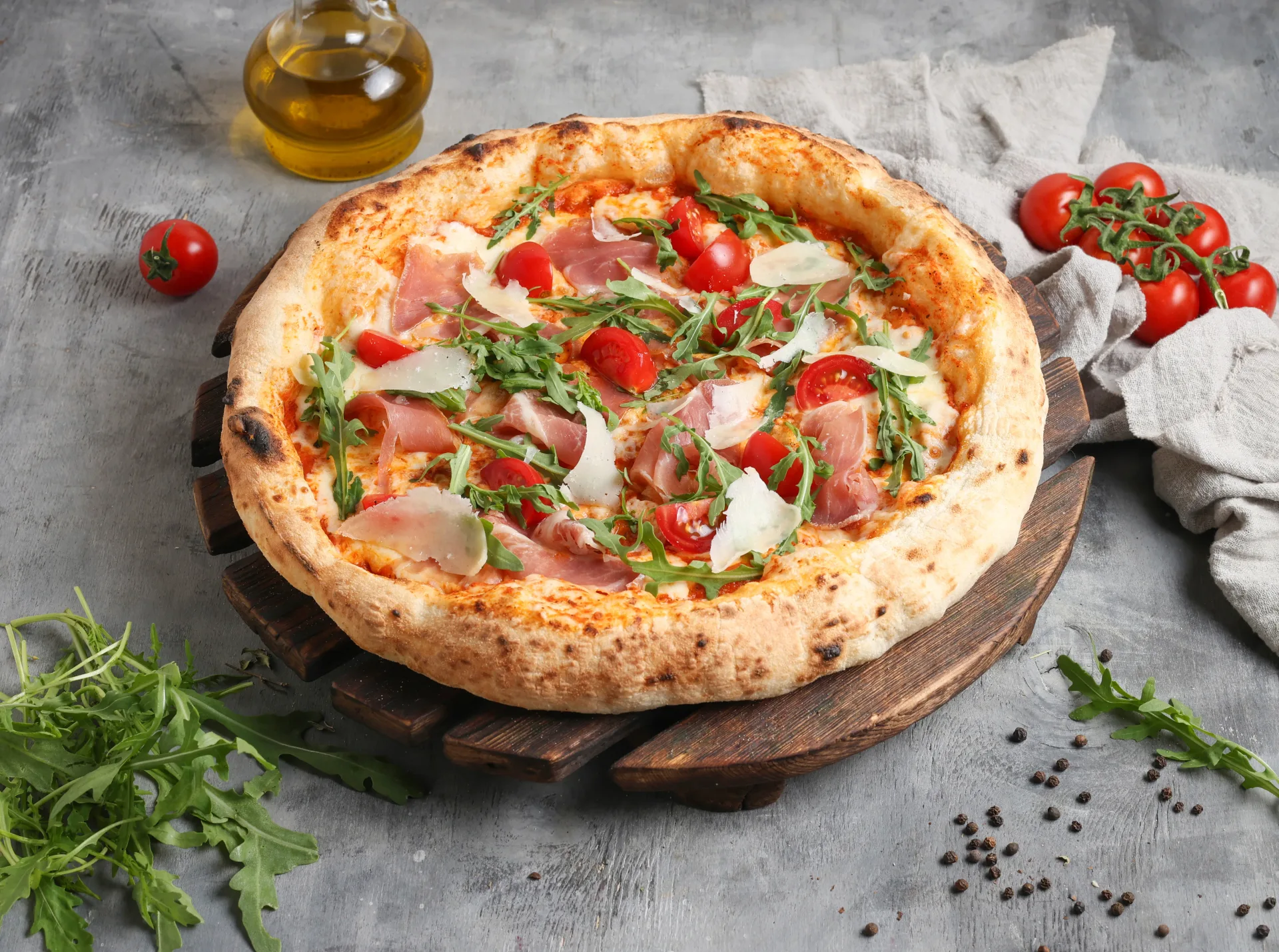 Պիցցա Նեապոլիտանական Պռոշուտոյով և Պարմեզանյով