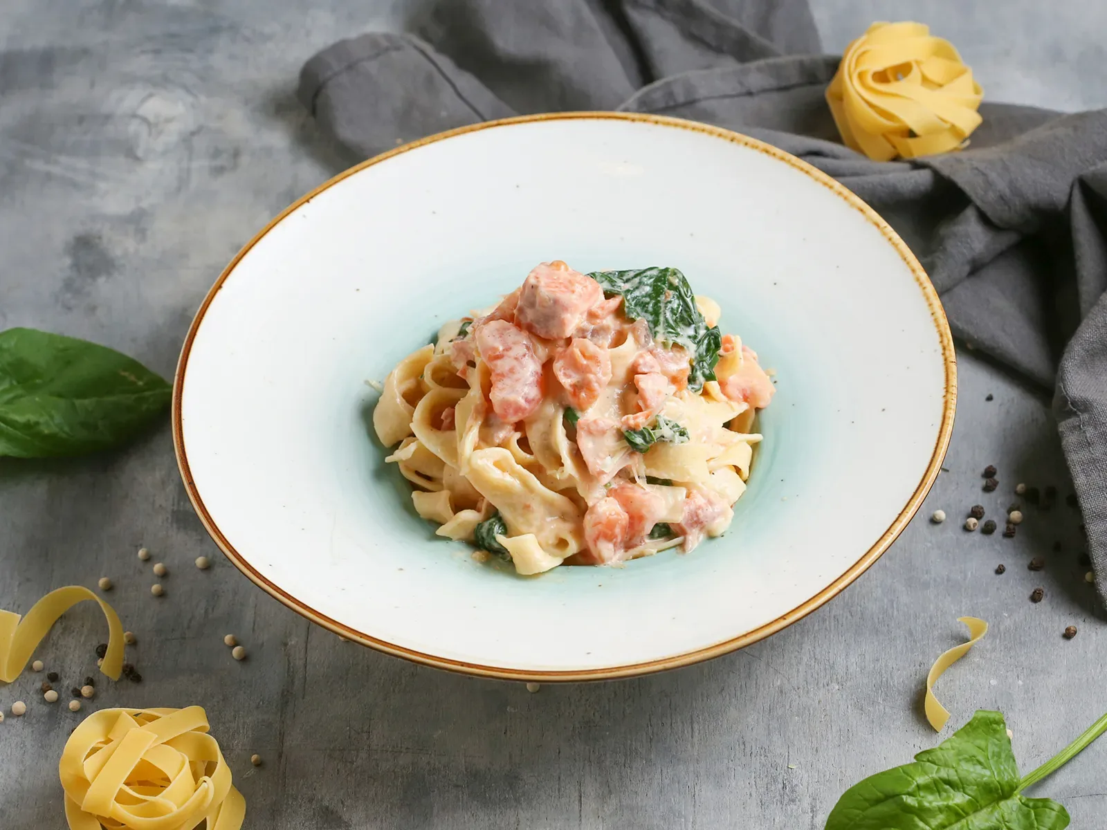 Պաստա Ֆետուչինի Ծխեցված Իշխանով և Սպանախով