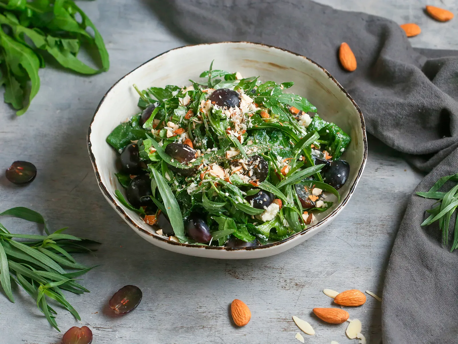 Աղցան խաղողով, թարխունով