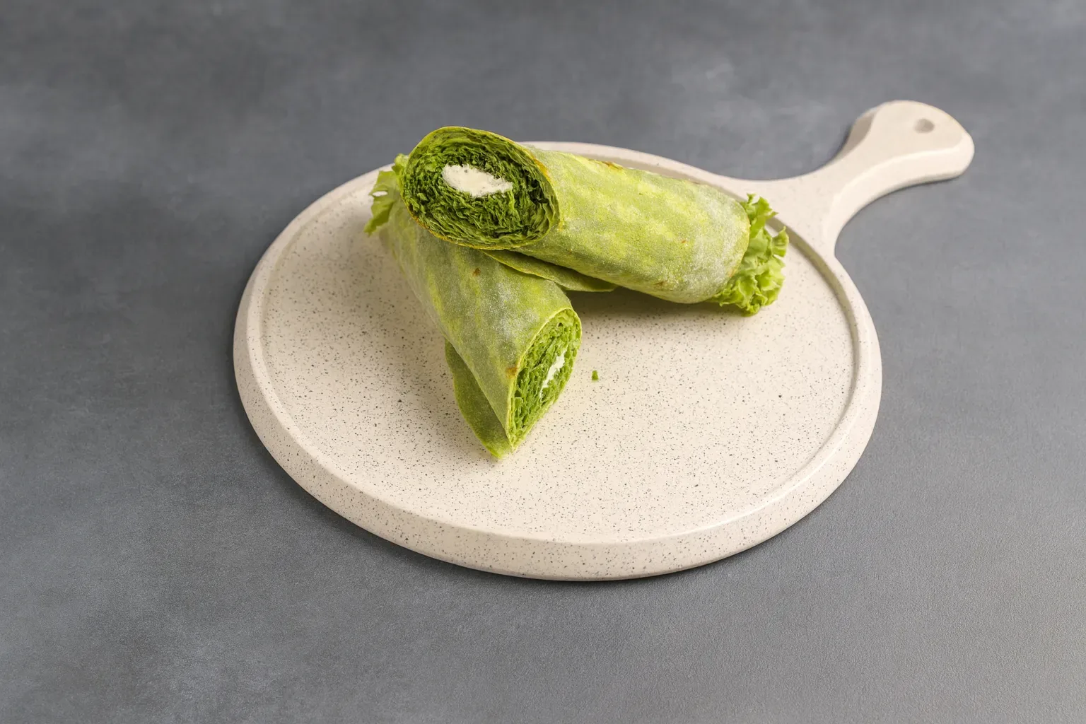 Առողջ կանաչ ռոլլ ֆետայով և կանաչիներով