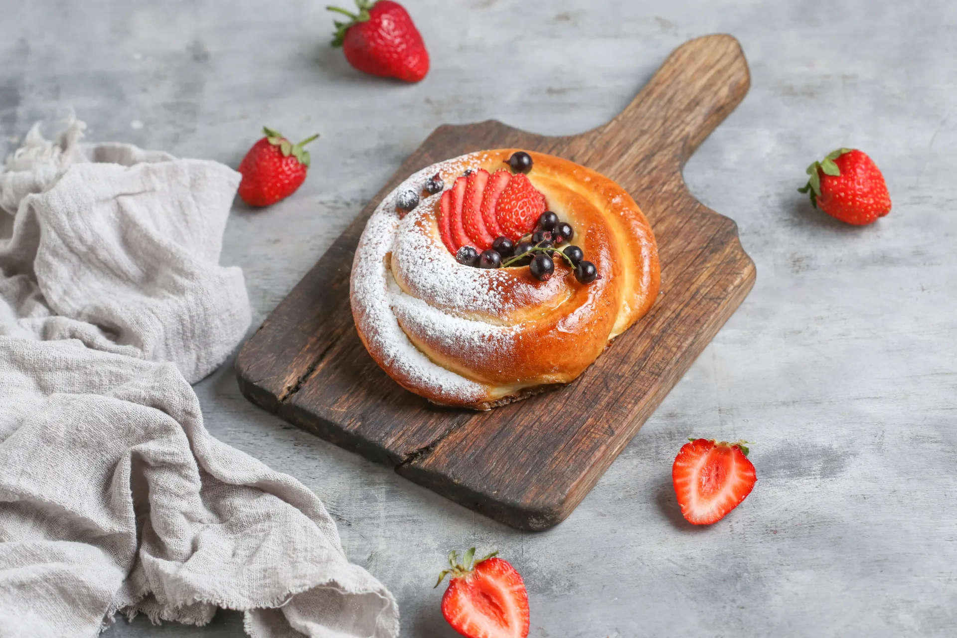 Բուլկի եփած կրեմով և մրգերով