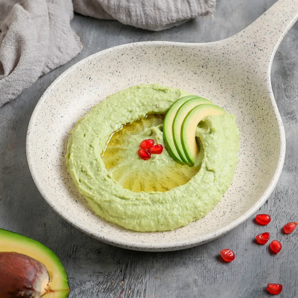 Աղցան հումուս ավոկադոյով