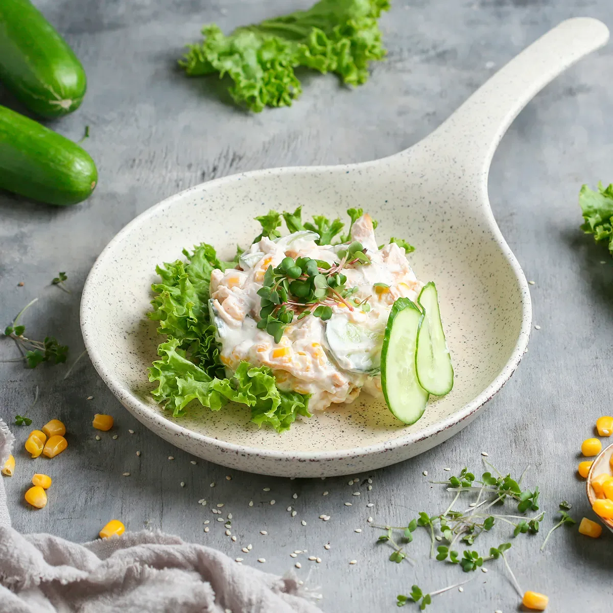 Салат с курицей и кукурузой