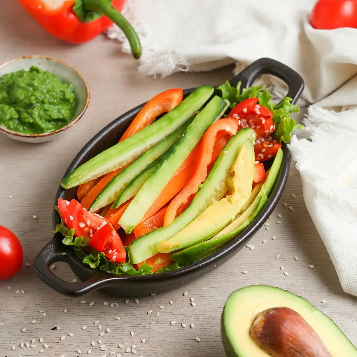 Овощные палочки с соусом из авокадо