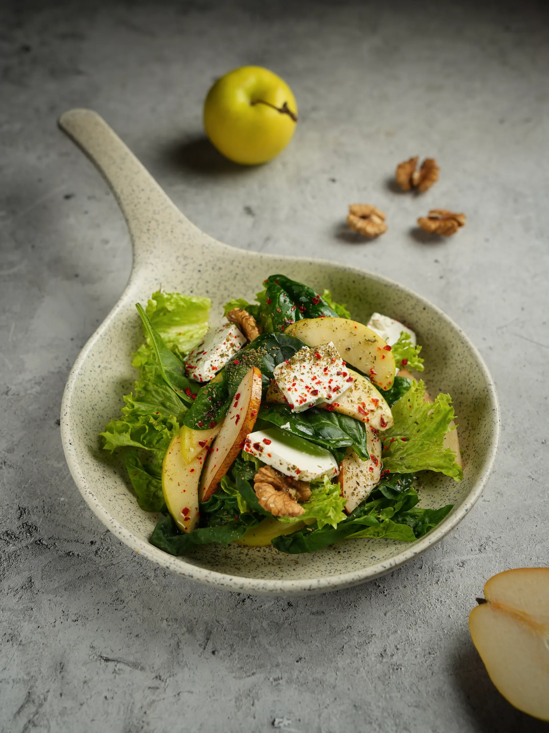 Մրգային աղցան ֆետայով և ընկույզով