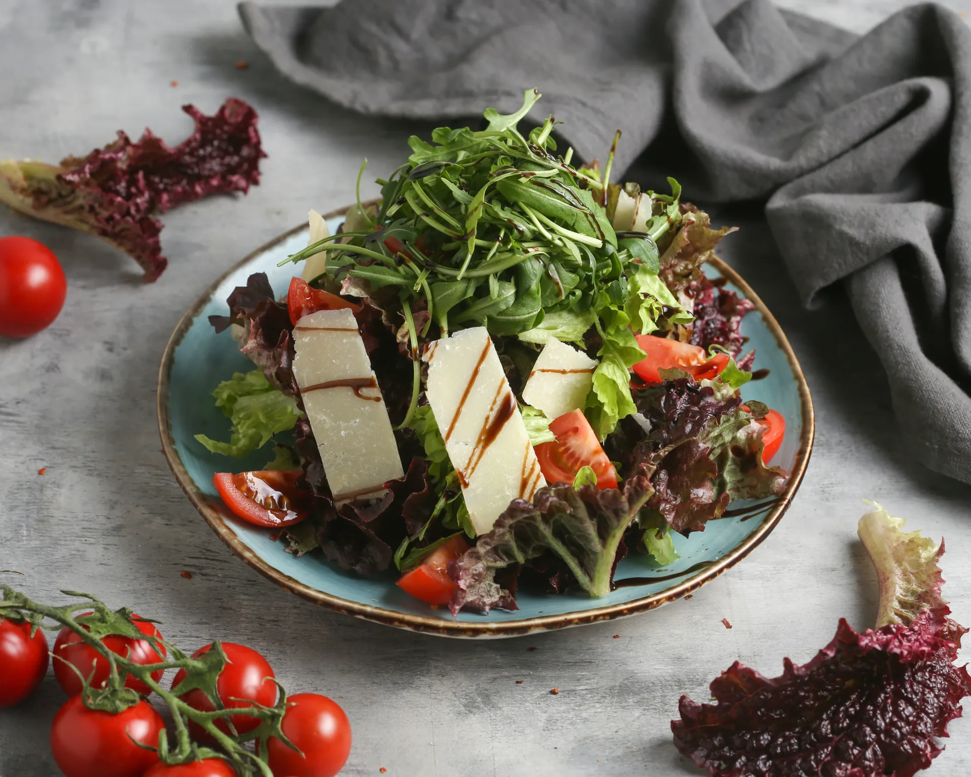 Աղցան ռուկոլա չերրիով